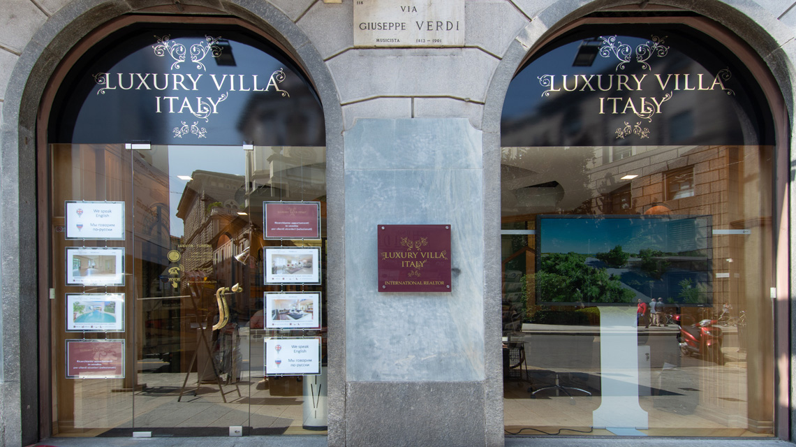 vetrine LuxuryVillaItaly via verdi Milano