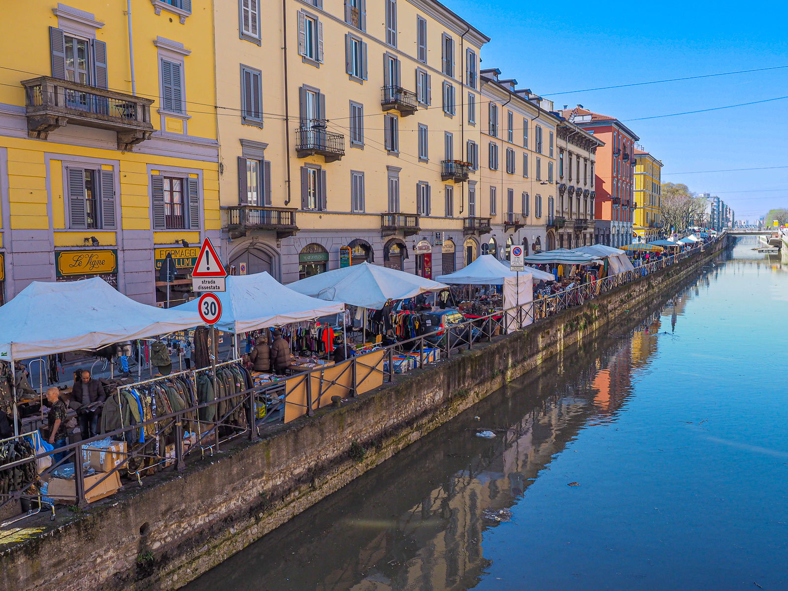 Naviglio grande palazzi tavoli ombrelloni