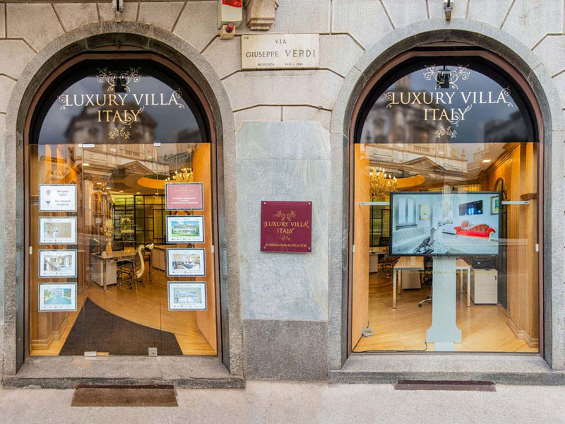 витрина офис агентство недвижимости в Италии Luxury Villa Italy купить недвижимость Италия Милан виа Верди